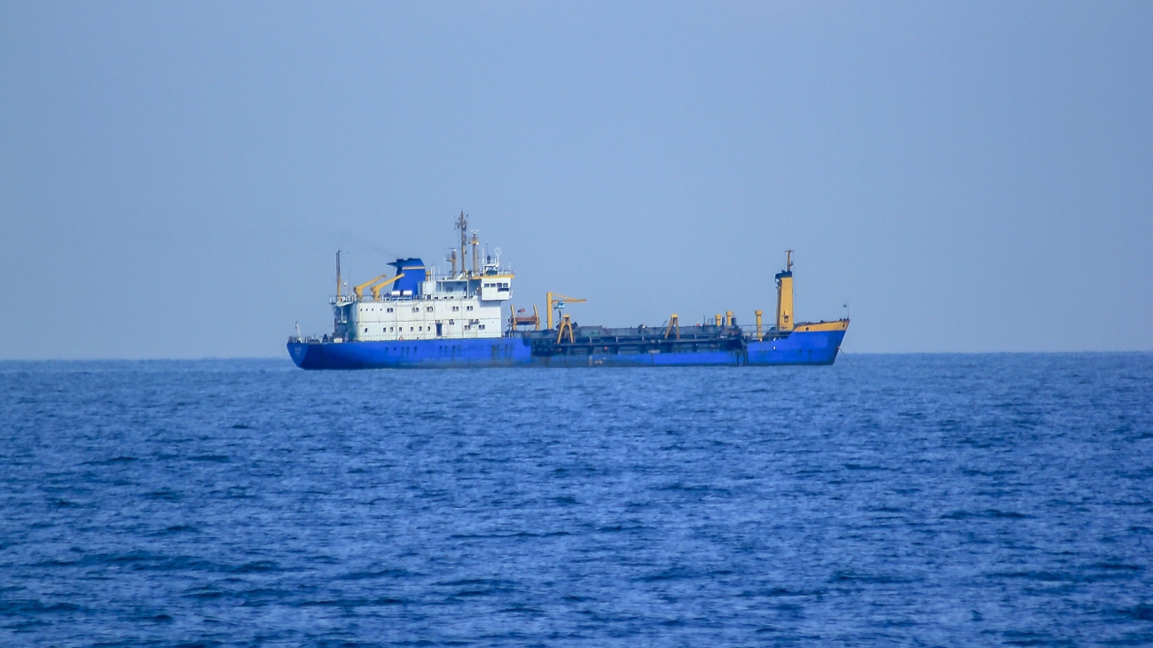 large-tanker-in-the-middle-of-the-sea