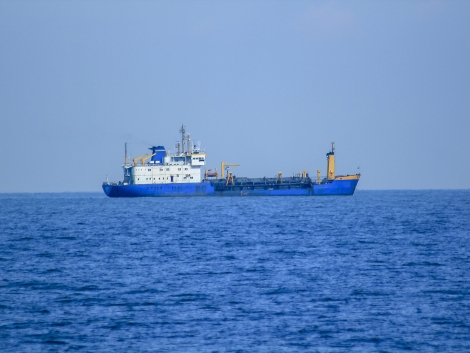 large-tanker-in-the-middle-of-the-sea