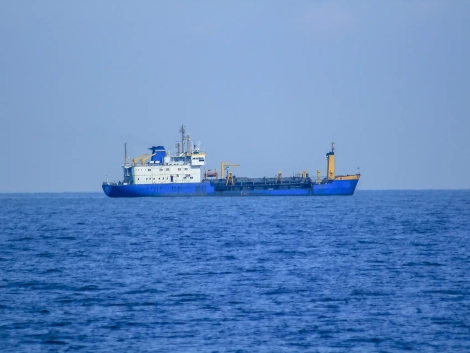 large-tanker-in-the-middle-of-the-sea