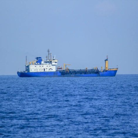 large-tanker-in-the-middle-of-the-sea